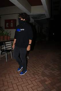 Arjun Kapoor snapped at Kareena Kapoor's house