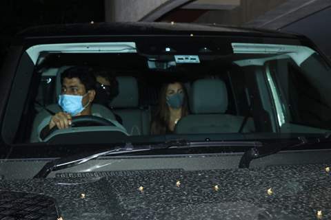 Malaika Arora and her beau Arjun Kapoor snapped at Kareena Kapoor's house