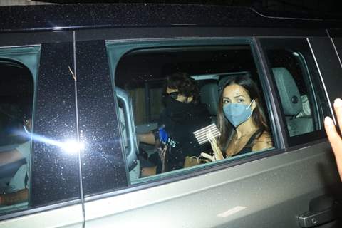 Malaika Arora and her beau Arjun Kapoor snapped at Kareena Kapoor's house