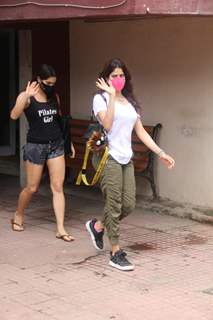 Workout buddies Sara Ali Khan and Janhvi Kapoor snapped at gym