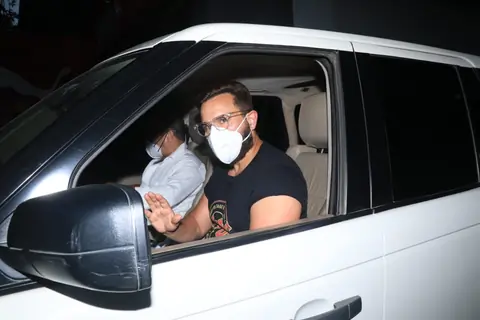 Saif Ali Khan snapped at Producer Ramesh Taurani's office in Bandra!