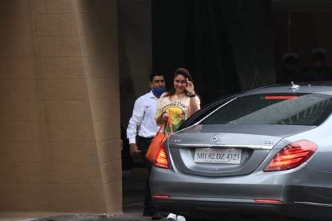 Kareena Kapoor Khan arrives at Karisma Kapoor's house for her birthday bash!