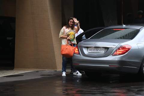 Kareena Kapoor Khan arrives at Karisma Kapoor's house for her birthday bash!