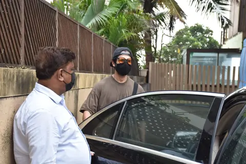 Shahid Kapoor snapped at Juhu