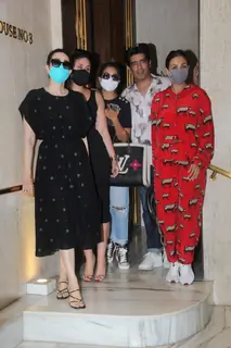 Kareena, Malaika, Amrita and Karisma step out for a lunch at Manish Malhotra's residence!