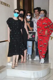 Kareena, Malaika, Amrita and Karisma step out for a lunch at Manish Malhotra's residence!