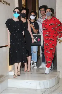 Kareena, Malaika, Amrita and Karisma step out for a lunch at Manish Malhotra's residence!