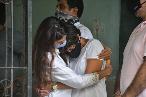 Mandira Bedi bursts into tears at her husband's funeral