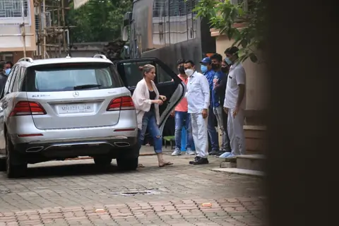 Dimple Kapadia snapped on shoot location