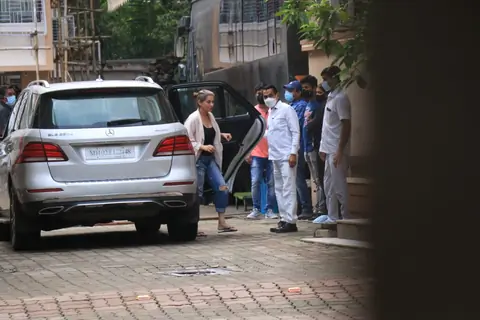 Dimple Kapadia snapped on shoot location