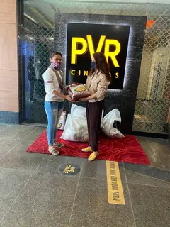 Tisca Chopra donates 1500 Kgs of Rice Packets to Theatre workers suffering due to the pandemic