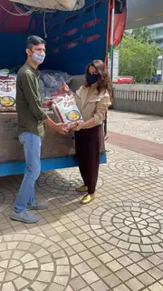 Tisca Chopra donates 1500 Kgs of Rice Packets to Theatre workers suffering due to the pandemic