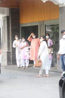 Kareena, Karisma and Babita Kapoor snapped in Bandra