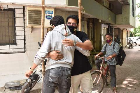 Sharad Kelkar snapped greeting Manish Paul with a hug