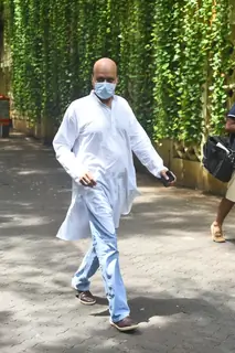 Bollywood celebrities and several political leaders arrive at Dilip Kumar's funeral 