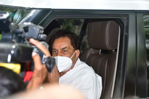 Bollywood celebrities and several political leaders arrive at Dilip Kumar's funeral 