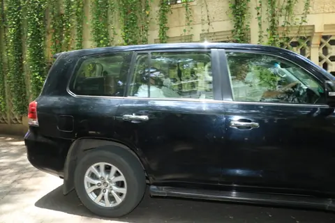 Bollywood celebrities and several political leaders arrive at Dilip Kumar's funeral 