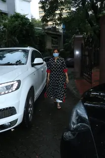 Alvira Khan visits Chunky Panday's residence