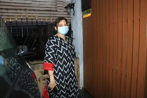 Alvira Khan visits Chunky Panday's residence