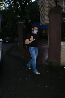 Sohail Khan visits Chunky Panday's residence