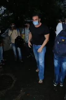 Sohail Khan visits Chunky Panday's residence