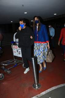 Sonam Kapoor returns back to Mumbai, father Anil Kapoor arrives at airport