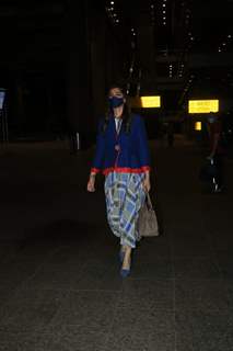 Sonam Kapoor returns back to Mumbai, father Anil Kapoor arrives at airport