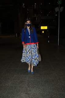 Sonam Kapoor returns back to Mumbai, father Anil Kapoor arrives at airport