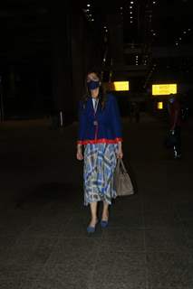 Sonam Kapoor returns back to Mumbai, father Anil Kapoor arrives at airport