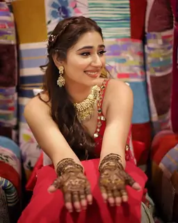 Inside pics: Disha Parmar Mehendi ceremony