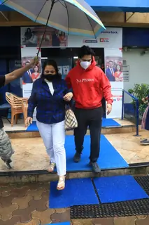 Varun Dhawan snapped with his mom at Santacruz