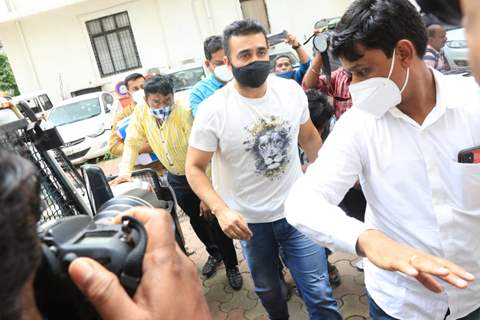 Just In: Raj Kundra snapped at Byculla Police Station...
