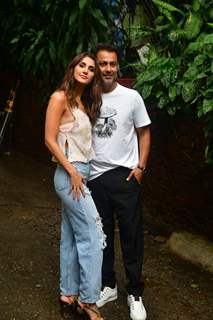 Vaani Kapoor poses with Abhishek Kapoor at the photoshoot of 'Chandigarh Kare Aashiqui'