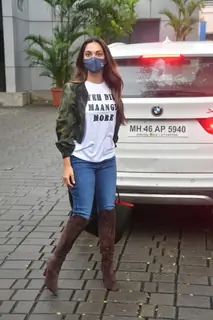 Kiara Advani snapped at Kalina airport