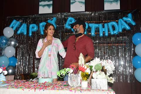 Kriti Sanon celebrates her birthday with Mimi director Laxman Utekar