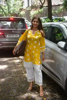 Pranutan Bahl snapped outside Beat Studio in Khar