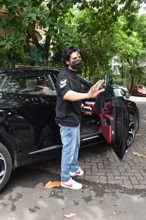 Kartik Aaryan spotted in Juhu