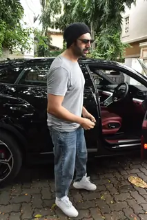 Kartik Aaryan snapped in Juhu