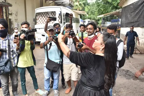 Bharti Singh clicks a selfie with paps on the sets of Dance Deewane