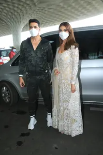 Akshay Kumar and Vaani Kapoor snapped at airport leaving for Delhi