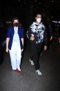 Twinkle Khanna, Akshay Kumar snapped returning from Delhi