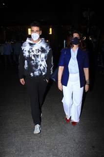 Akshay Kumar, Twinkle Khanna snapped returning from Delhi