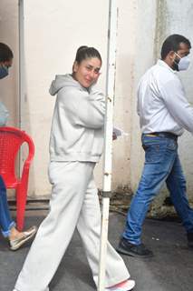 Kareena Kapoor Khan snapped sporting a No-Makeup look at Mehboob studio