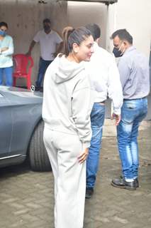 Kareena Kapoor Khan snapped sporting a No-Makeup look at Mehboob studio