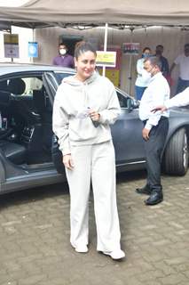 Kareena Kapoor Khan snapped sporting a No-Makeup look at Mehboob studio