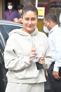 Kareena Kapoor Khan snapped sporting a No-Makeup look at Mehboob studio