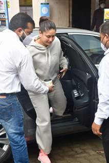 Kareena Kapoor Khan snapped sporting a No-Makeup look at Mehboob studio