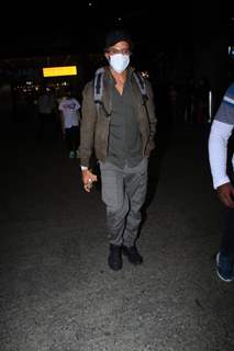 Hrithik Roshan spotted ariving at Mumbai airport