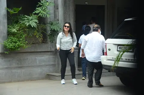 Just In: Kareena Kapoor and Saif Ali Khan snapped with their second son 'Jeh'