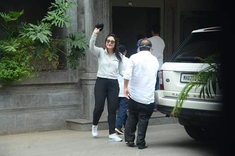 Kareena Kapoor Khan snapped at father Randhir Kapoor's house in Bandra